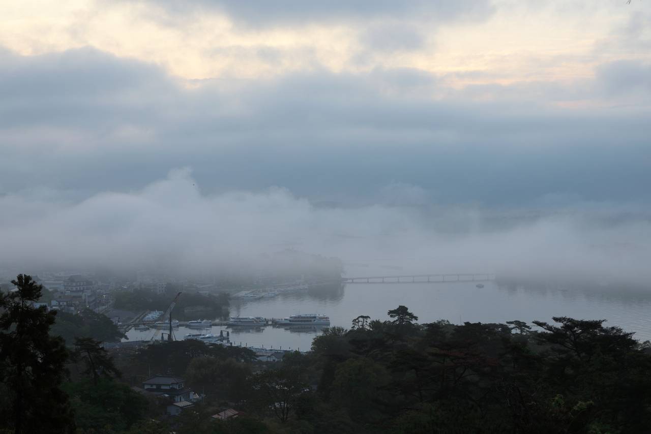 霧の松島（西行戻しの松公園）