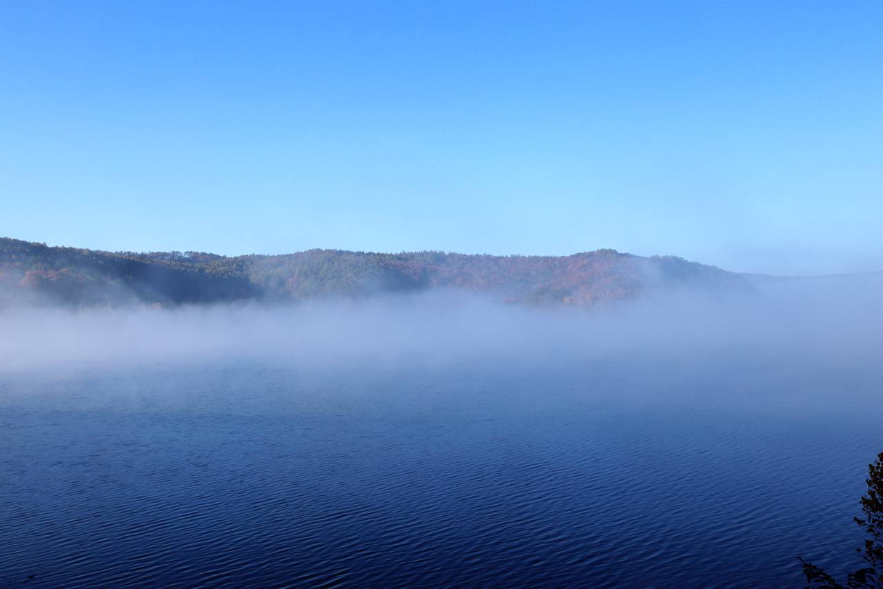 岩洞湖の朝靄と紅葉