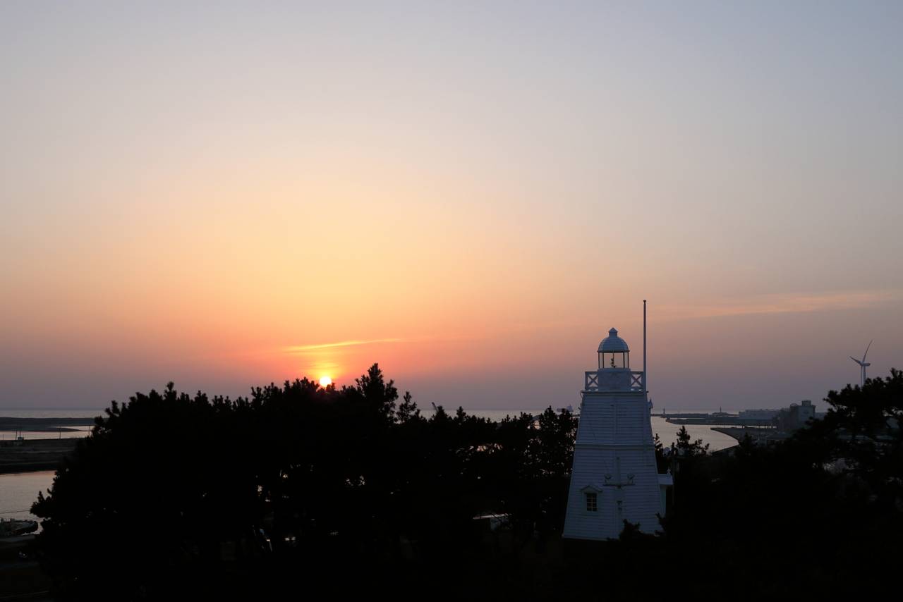 酒田市、日和山公園の桜と夕景