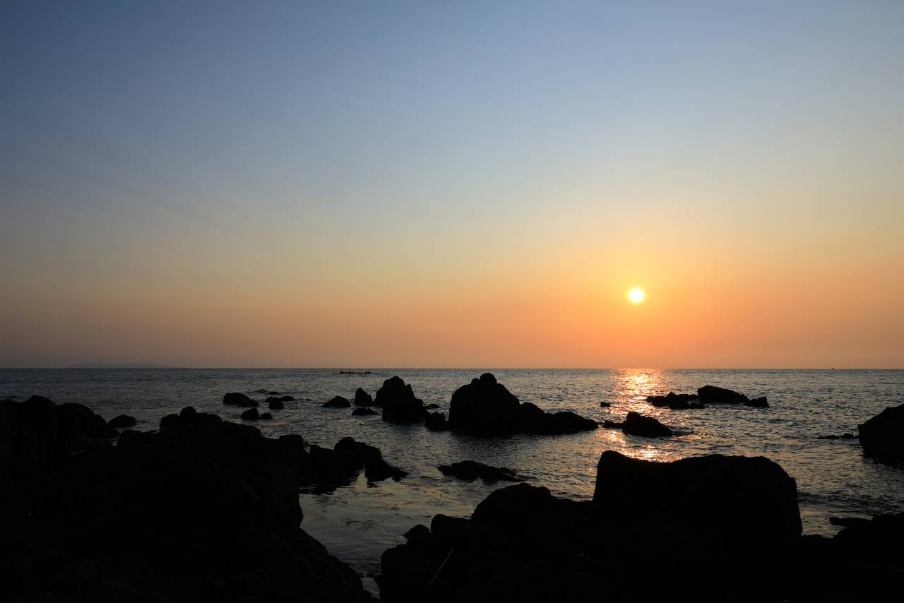 暮坪の棚田諦めて夕景撮り　弁天島